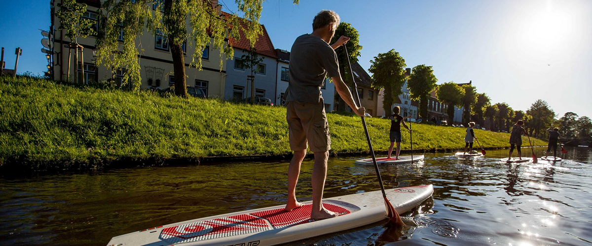 In Friedrichstadt, you paddle your SUP in a relaxed manner through the canals, past the beautiful gardens along the banks.